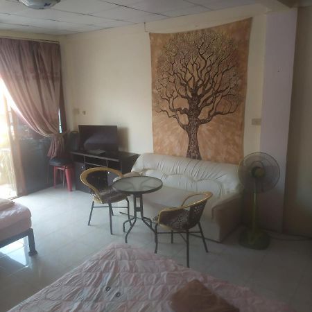 Artem'S Guesthouse Jomtien Beach Exterior foto