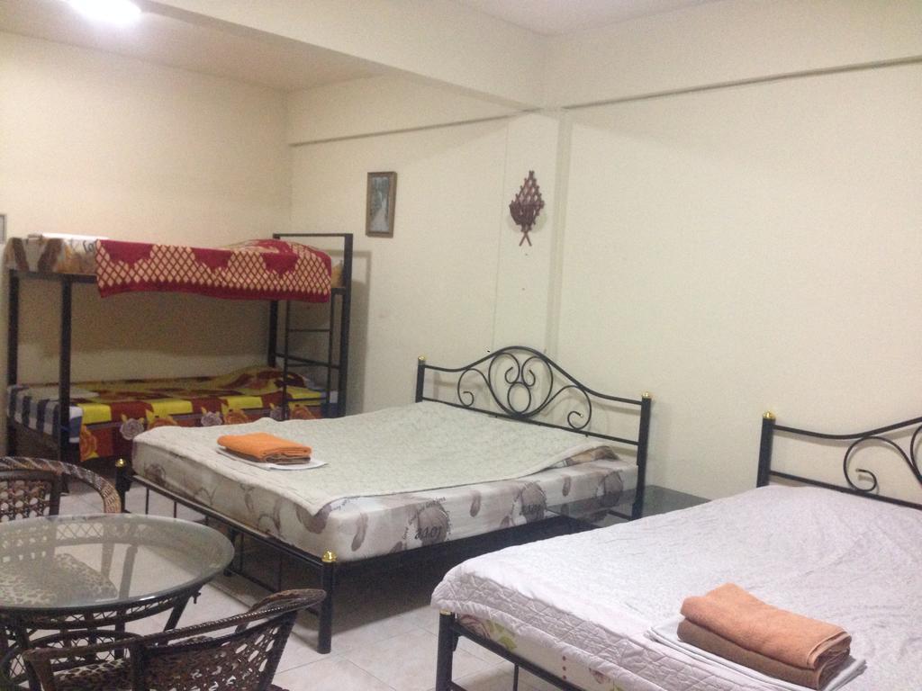 Artem'S Guesthouse Jomtien Beach Exterior foto