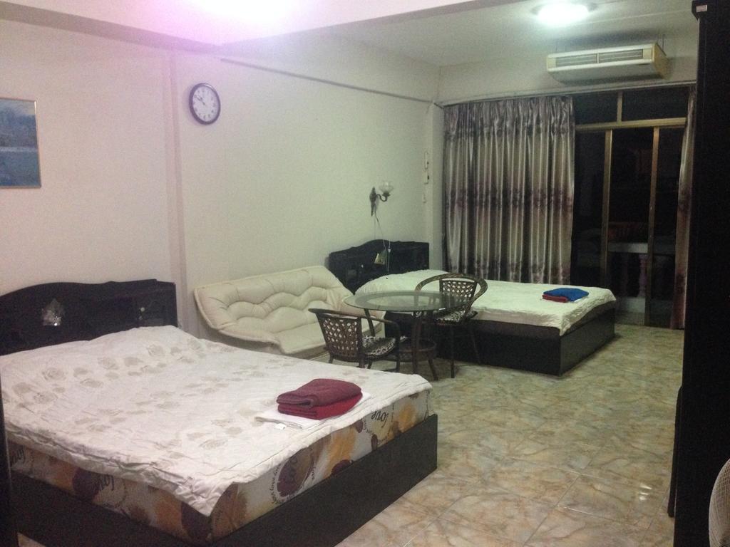 Artem'S Guesthouse Jomtien Beach Exterior foto