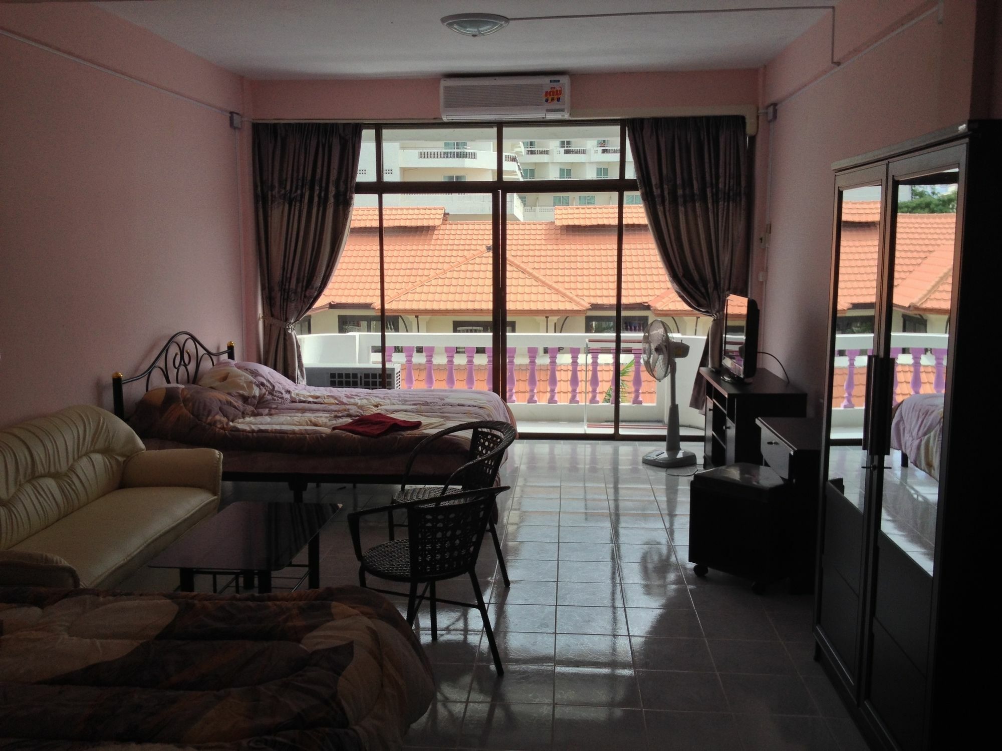 Artem'S Guesthouse Jomtien Beach Exterior foto