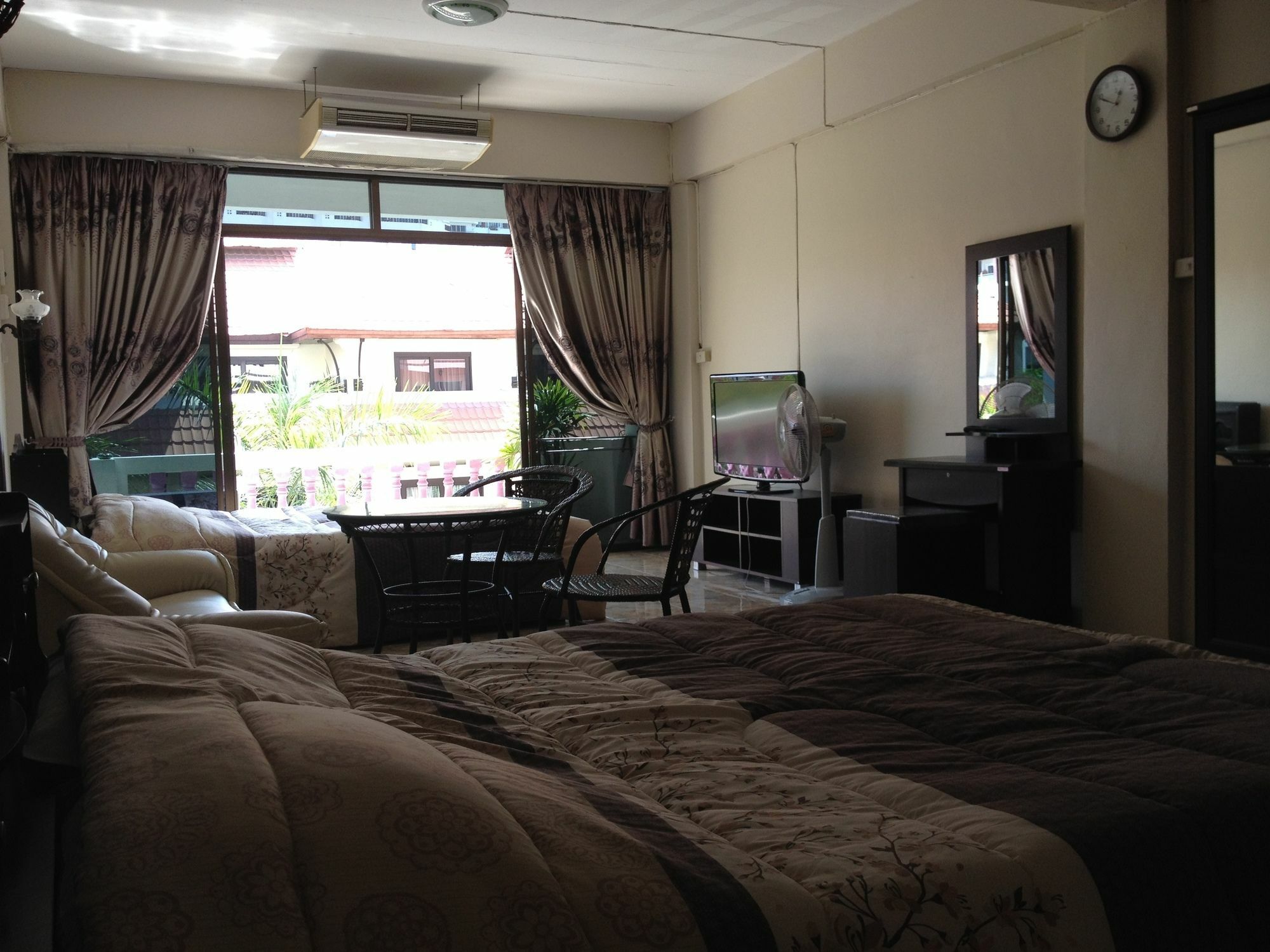 Artem'S Guesthouse Jomtien Beach Exterior foto