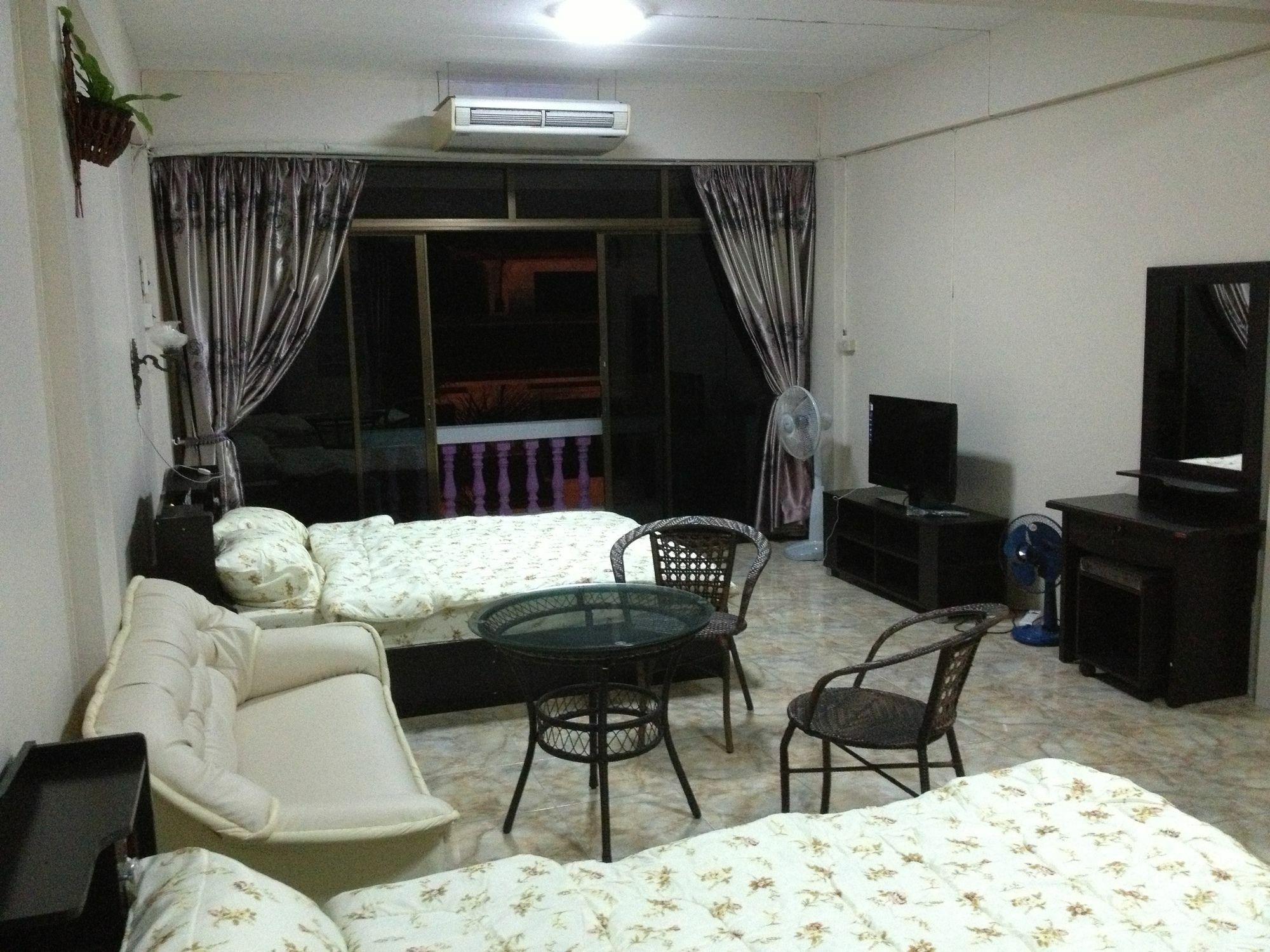 Artem'S Guesthouse Jomtien Beach Exterior foto
